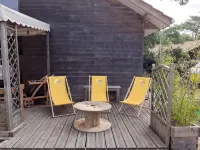 Chalet 1 to 5 persons garden and terrace with pergola in residential park - 民宿