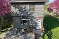 Cheerful 4 Bedroom home close to the waters edge.