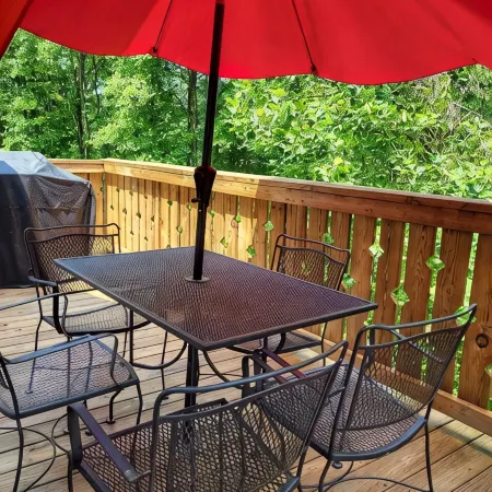 Relax in comfort at the Alpine Cottage 2 which is centrally located in Helen.