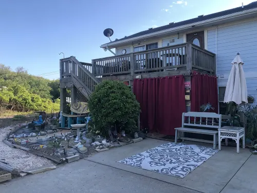 PRIVATE//QUITE /COZY / / OCEAN VIEW / COUPLES GETAWAY. WALK TO FOOD & LIVE MUSIC