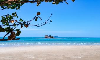 Escape Condominium Beachfront Suites - Mae Phim