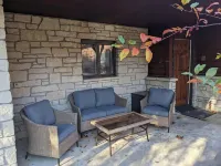 Walk to K-State, Sleeps 12, Pool Table, Hot Tub, 28-60 Nights Stays Are Welcome! - 4-Sterne