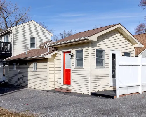 Peace and Quiet at the South Shore! with Lake Access and Dock for Boat. Hotels in Conesus
