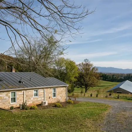 Luxury Farm Cottage, Hot Tub, Sauna,Massage,Shenandoah Views, Pet Friendly