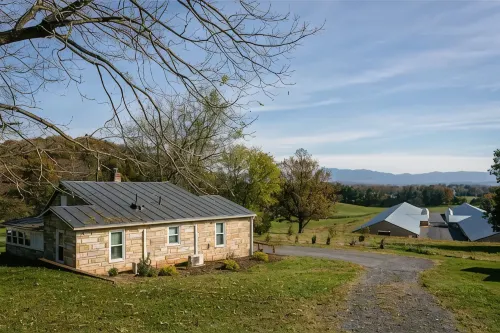 Luxury Farm Cottage, Hot Tub, Sauna,Massage,Shenandoah Views, Pet Friendly