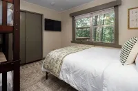 Tranquil & Stylish: Wineries, Hiking, 5min to Town, Hot Tub, Firepit, King bed - 4성급
