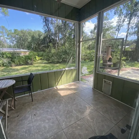 Quiet and comfy 3 bed, 1.5 baths in a quiet neighborhood great for Gator games