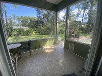 Quiet and comfy 3 bed, 1.5 baths in a quiet neighborhood great for Gator games - บังกะโล