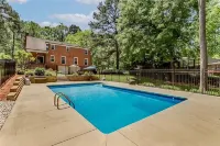 The Saban of Sherwood with a Pool located 0.9 miles from Bryant Denny Stadium - Homestays