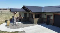 Modern Dog Friendly Paradise Valley Home near Yellowstone NP & Chico Hot Springs