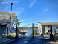 "The Veranda" Lake Hamilton Retreat for 6: Great sunsets and fireworks views! - Wifi