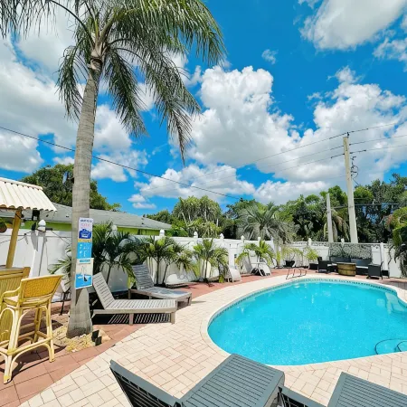 Tropical Vacation POOL Home in Melbourne, 7 mins to Beach