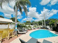 Tropical Vacation POOL Home in Melbourne, 7 mins to Beach - 프라이빗 풀
