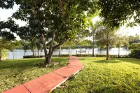 Relax-Home on Canal-Fun Pool & Spa-WiFi-Near All - Private Pools