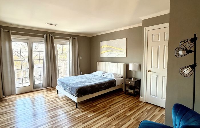 Gorgeous Chateau/House on 1.5 acres - in Annandale Center/ mins to Washington DC