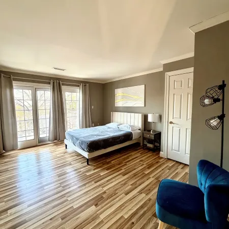Gorgeous Chateau/House on 1.5 acres - in Annandale Center/ mins to Washington DC