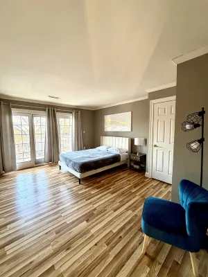 Gorgeous Chateau/House on 1.5 acres - in Annandale Center/ mins to Washington DC - Wifi