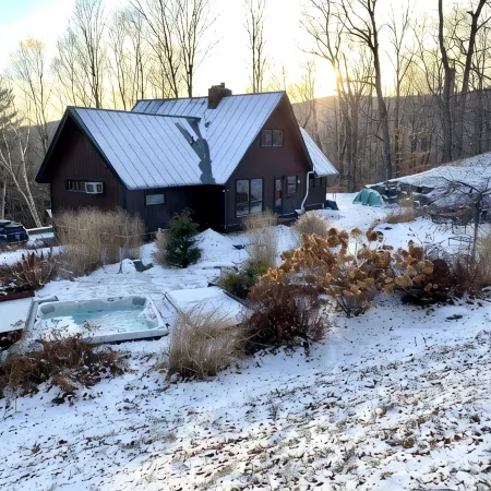CHARMING FAMILY CHALET w/ Great Location, Outdoor Hot tub on Edson Hill
