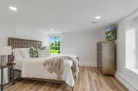 Historic Farmhouse with Pool & Hot Tub in Wine Country, Near Washington, DC - balcony