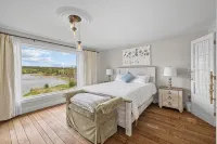 Executive Waterfront Home - con encanto