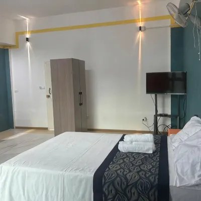 Studio Sleeps 2 with Free Parking โรงแรมใกล้Mbonege Beach