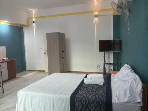 Studio Sleeps 2 with Free Parking