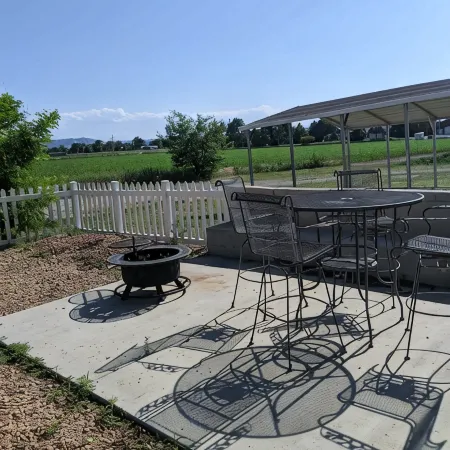 Cozy rural cottage less than 10 minutes from Regional West Medical Center