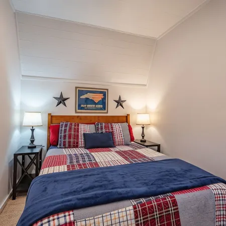 1 BR / 1 BA - Walk to the park, restaurants, breweries & shops in town!
