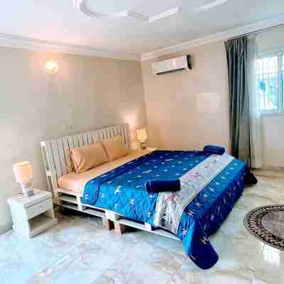 La Siesta Abidjan-Charming 2-bedroom Split-Mezzanine level apartment; WiFi-AC. Rooms