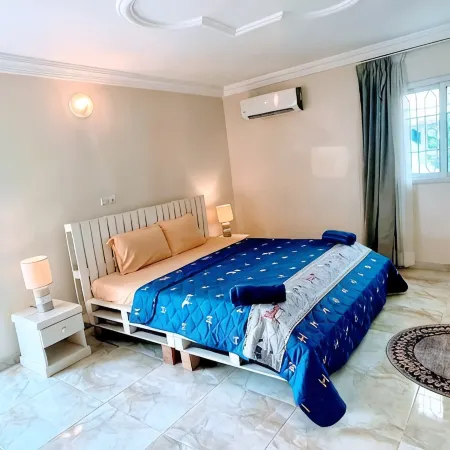 La Siesta Abidjan-Charming 2-bedroom Split-Mezzanine level apartment; WiFi-AC.