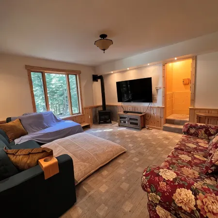 Cozy 3-Bdrm Log Cabin Retreat in Truckee, Sleeps-8, Hot Tub, 2 Acres of Serenity
