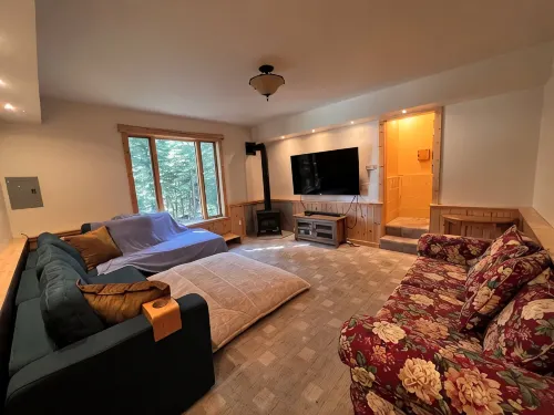 Cozy 3-Bdrm Log Cabin Retreat in Truckee, Sleeps-8, Hot Tub, 2 Acres of Serenity