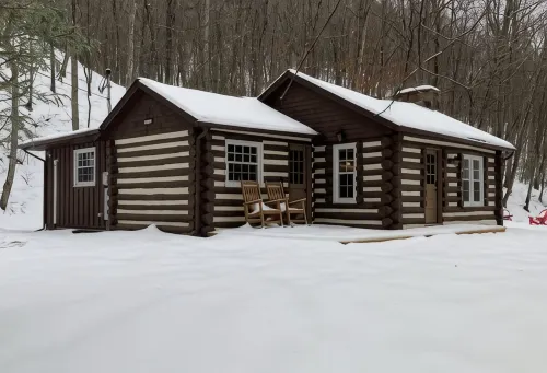 Creek side Log Cabin with hot tub in White Sulphur Springs WV
