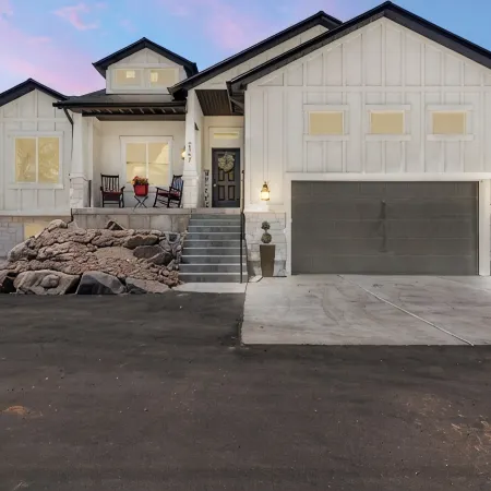 Entire Private Home Sleeps 15, Near Skiing, Private Pickleball Court & Hot Tub