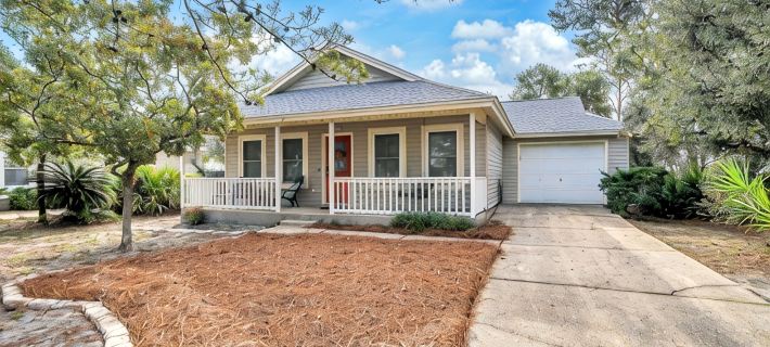 Beautiful Beach Cottage! West End!  3 Blks to Beach! Front & Back Porch! Save $$ Hotels in Destin
