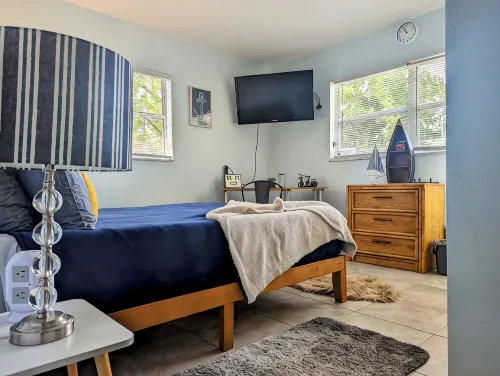 Pet Friendly Historic and Cozy Bungalow in Downtown St. Pete with HUGE BACKYARD - Bungalows