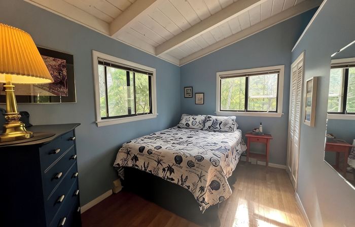 Spacious 4-bedroom Lakefront cottage in picturesque Bourne