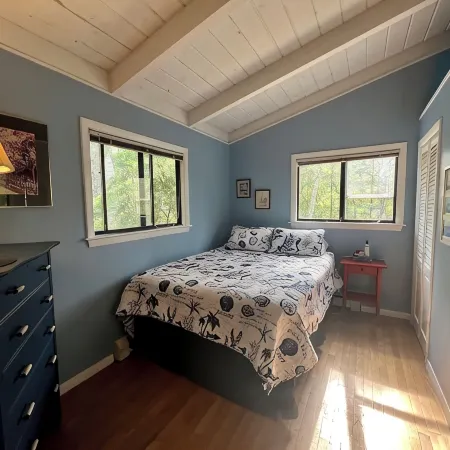Spacious 4-bedroom Lakefront cottage in picturesque Bourne