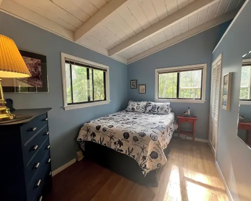Spacious 4-bedroom Lakefront cottage in picturesque Bourne Hotels in Bourne