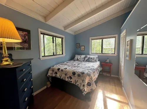 Spacious 4-bedroom Lakefront cottage in picturesque Bourne - Homestays