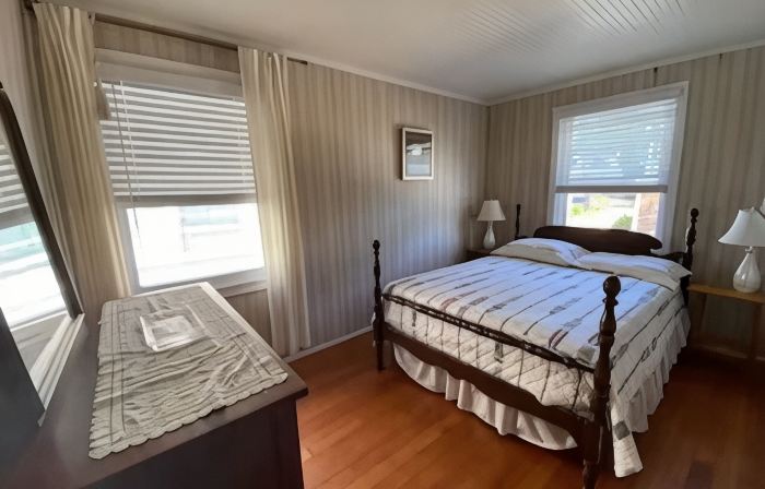 Direct LI sound waterfront cottage, one level living in Hawks Nest Beach