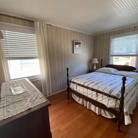 Direct LI sound waterfront cottage, one level living in Hawks Nest Beach