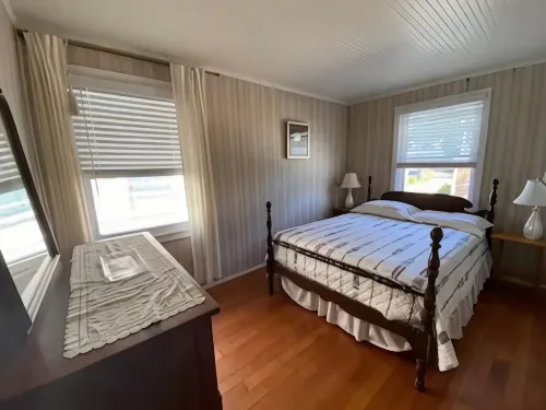 Direct LI sound waterfront cottage, one level living in Hawks Nest Beach