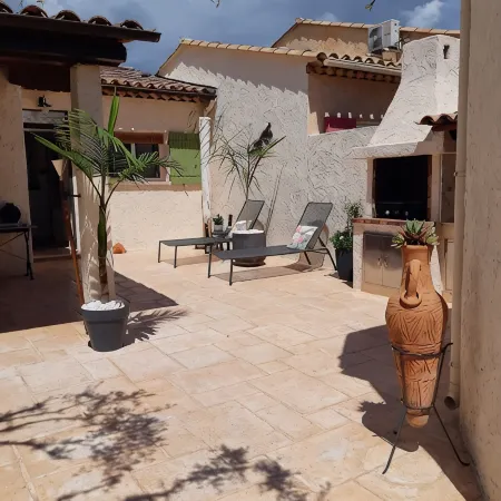House with swimming pool in a village between Cannes and Grasse on the mimosa road Отели в г. Пегма