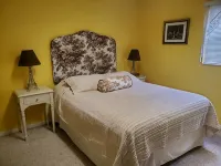 Heated salt water pool, close to beaches, includes free pass to Honeymoon beach