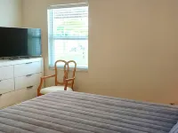 Beach Style House w/ large backyard, close to fishing, canoeing, and beaches Hotels in West Bradenton