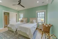 Secluded Coastal Home and Cottage: Peaceful Nature Escape 3 Minutes to the Beach - WiFi