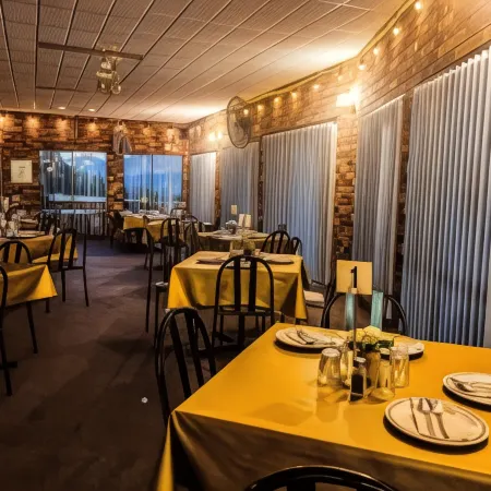 Mountain Creek Motel Bar & Restaurant Отели в г. Брайт