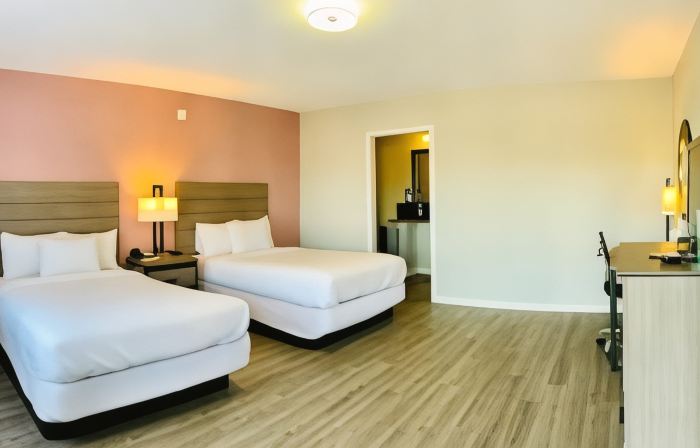 Econo Lodge Inn & Suites