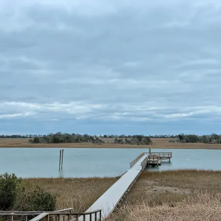 Charming 3-Bedroom Retreat with Waterway Access in Hampstead, NC. Hideaway Haven Отели в г. Пендер